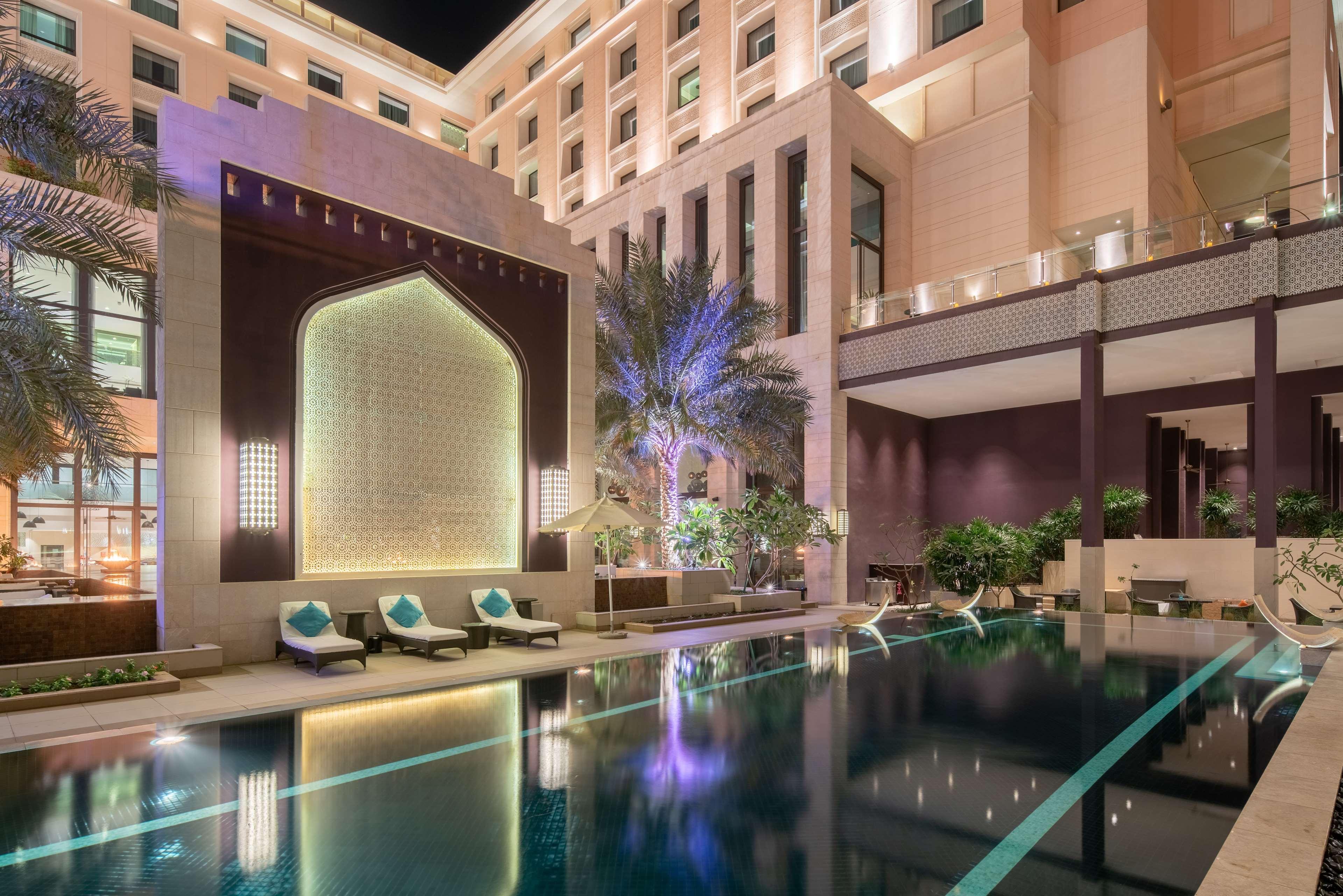 ホテル Radisson Collection Muscat, Hormuz Grand エクステリア 写真 The pool at the hotel