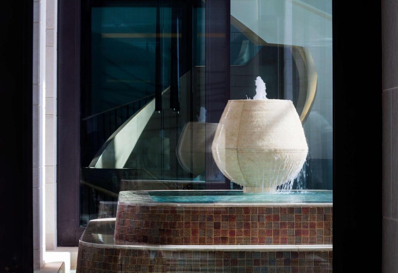 ホテル Radisson Collection Muscat, Hormuz Grand エクステリア 写真 Fountain at the entrance of the hotel